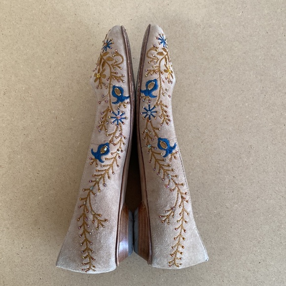 Circa Joan&David Leather Upper & Sole with Embroidered Beaded Detail. Size 7.5 - Picture 6 of 11